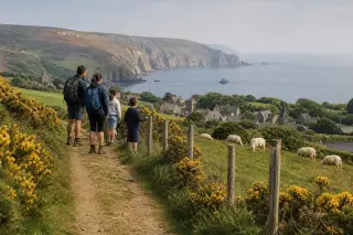 Sentier côtier dans les landes de la Hague, moutons, randonneurs, falaises, village de pierre sous lumière douce